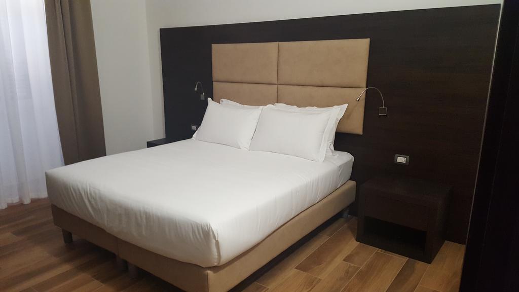 อูนา ฟิเนสตรา ซู มอนติ Hotel โรม ภายนอก รูปภาพ