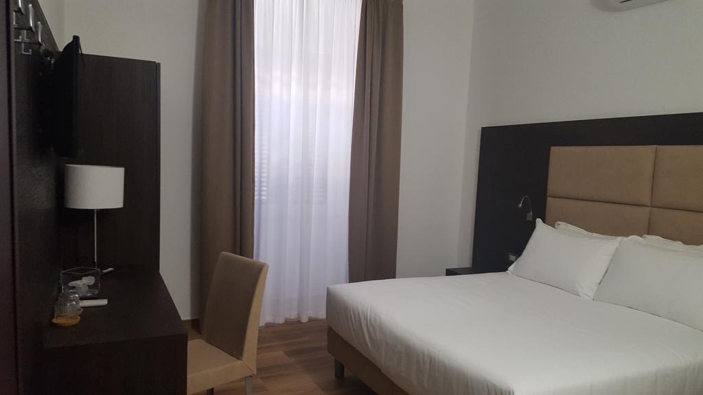 อูนา ฟิเนสตรา ซู มอนติ Hotel โรม ภายนอก รูปภาพ