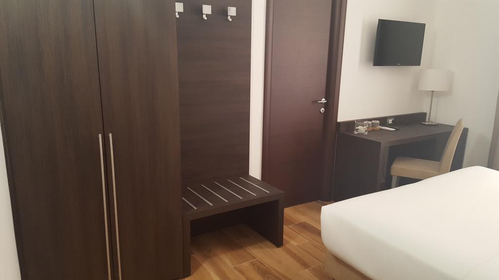 อูนา ฟิเนสตรา ซู มอนติ Hotel โรม ภายนอก รูปภาพ