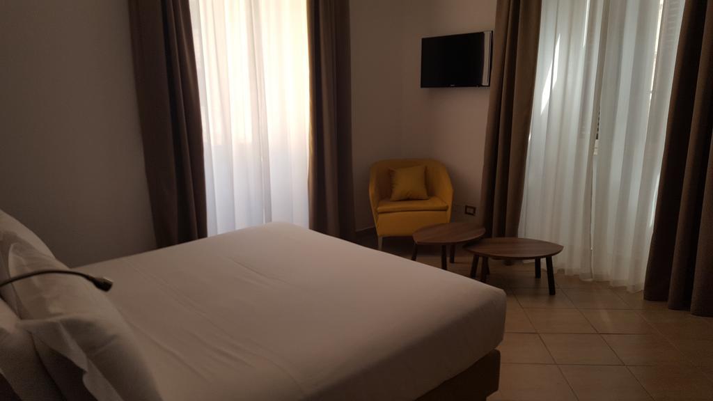 อูนา ฟิเนสตรา ซู มอนติ Hotel โรม ภายนอก รูปภาพ