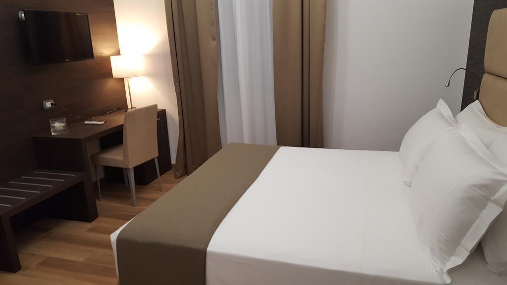 อูนา ฟิเนสตรา ซู มอนติ Hotel โรม ภายนอก รูปภาพ