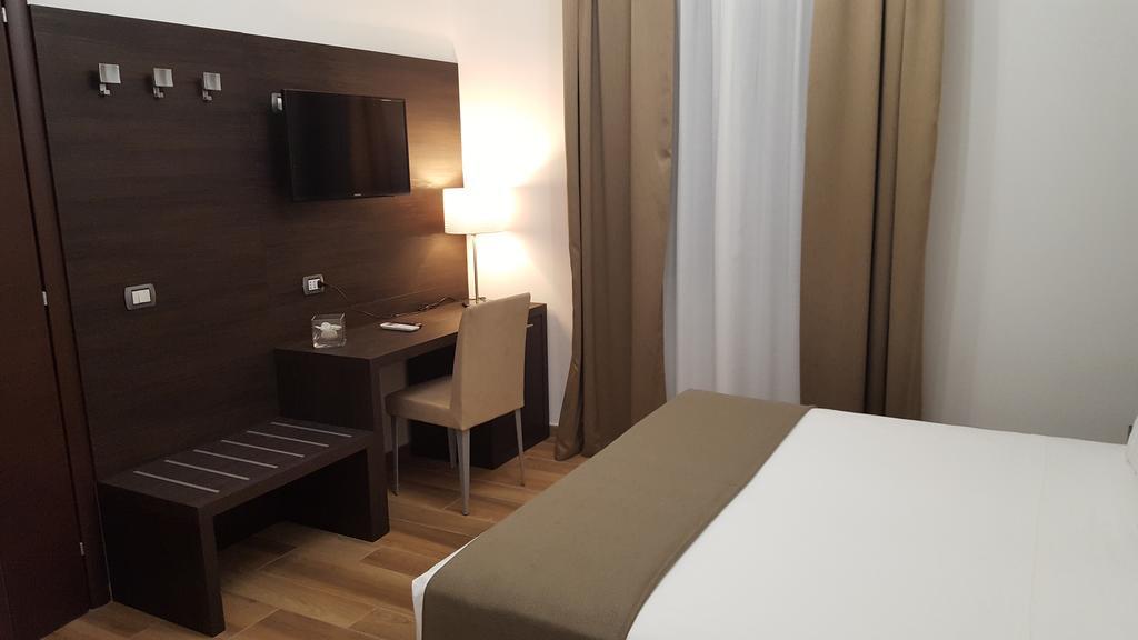 อูนา ฟิเนสตรา ซู มอนติ Hotel โรม ภายนอก รูปภาพ