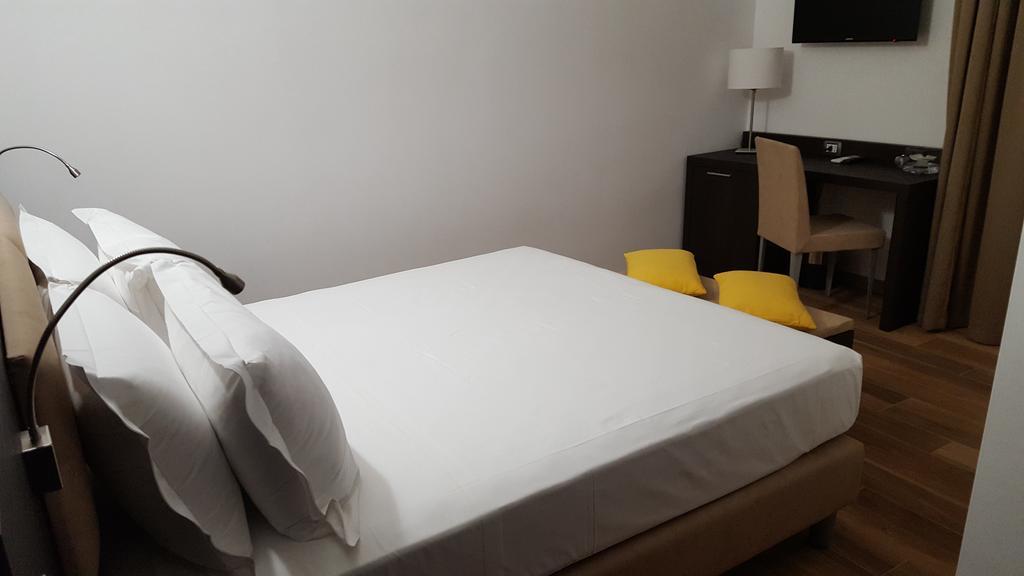 อูนา ฟิเนสตรา ซู มอนติ Hotel โรม ภายนอก รูปภาพ