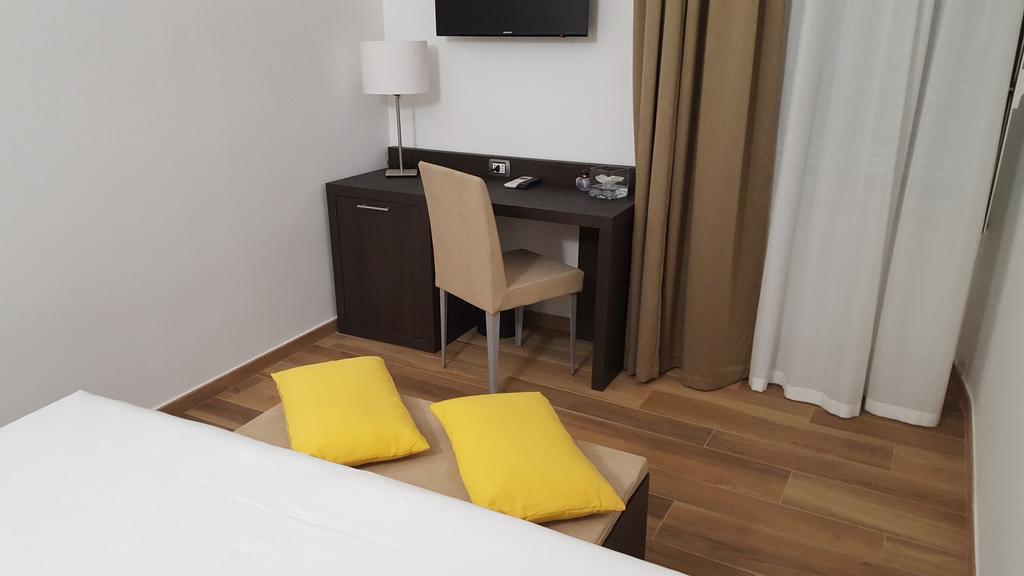 อูนา ฟิเนสตรา ซู มอนติ Hotel โรม ภายนอก รูปภาพ