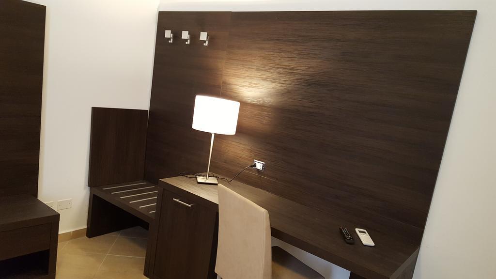 อูนา ฟิเนสตรา ซู มอนติ Hotel โรม ภายนอก รูปภาพ