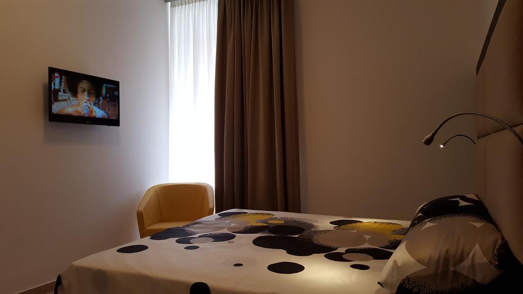 อูนา ฟิเนสตรา ซู มอนติ Hotel โรม ภายนอก รูปภาพ