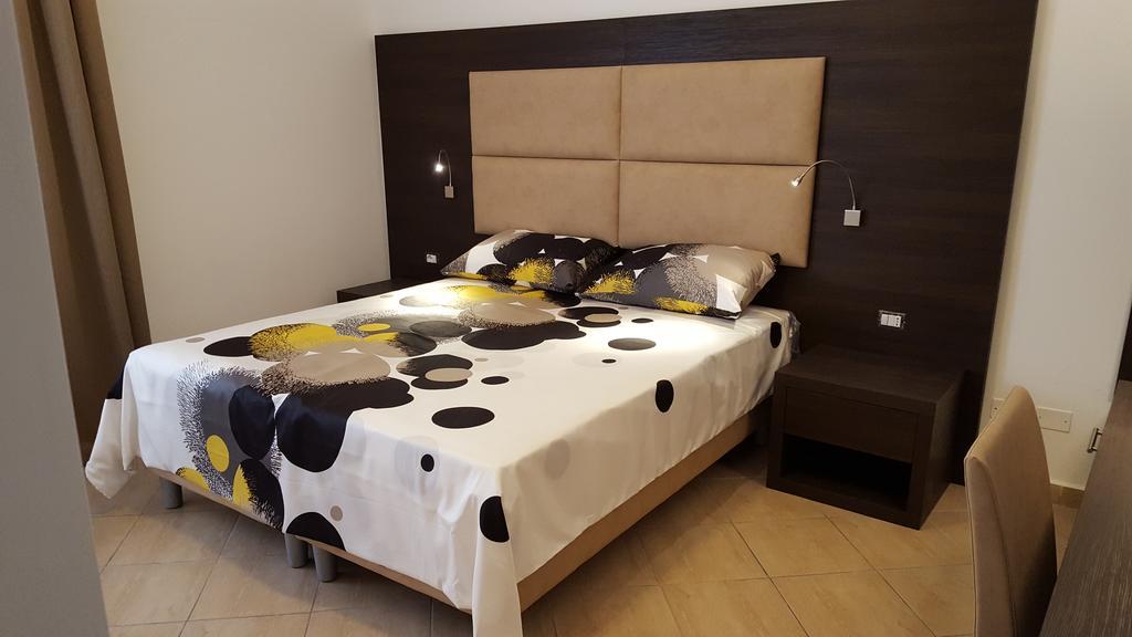 อูนา ฟิเนสตรา ซู มอนติ Hotel โรม ภายนอก รูปภาพ