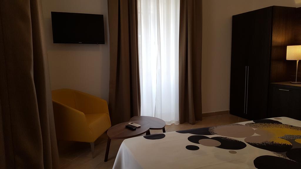 อูนา ฟิเนสตรา ซู มอนติ Hotel โรม ภายนอก รูปภาพ