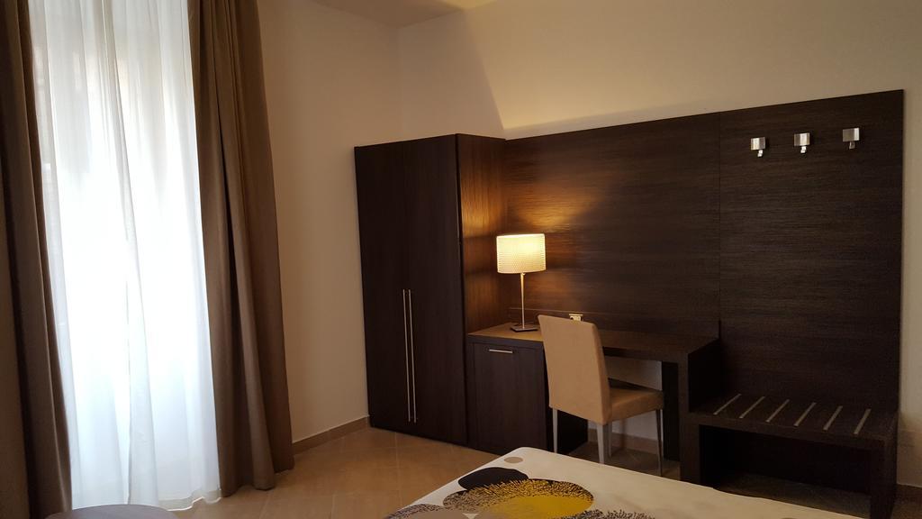 อูนา ฟิเนสตรา ซู มอนติ Hotel โรม ภายนอก รูปภาพ