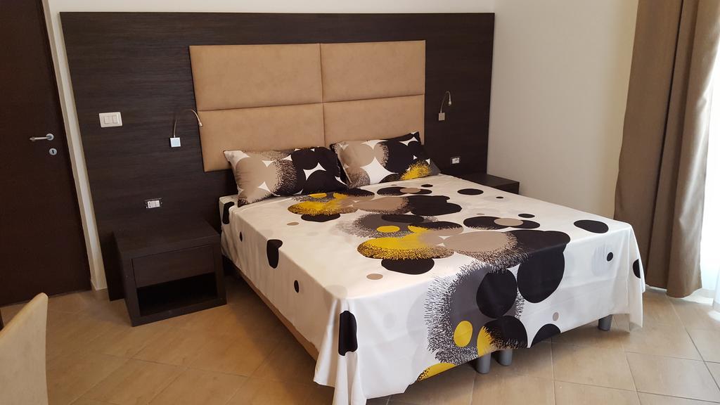อูนา ฟิเนสตรา ซู มอนติ Hotel โรม ภายนอก รูปภาพ
