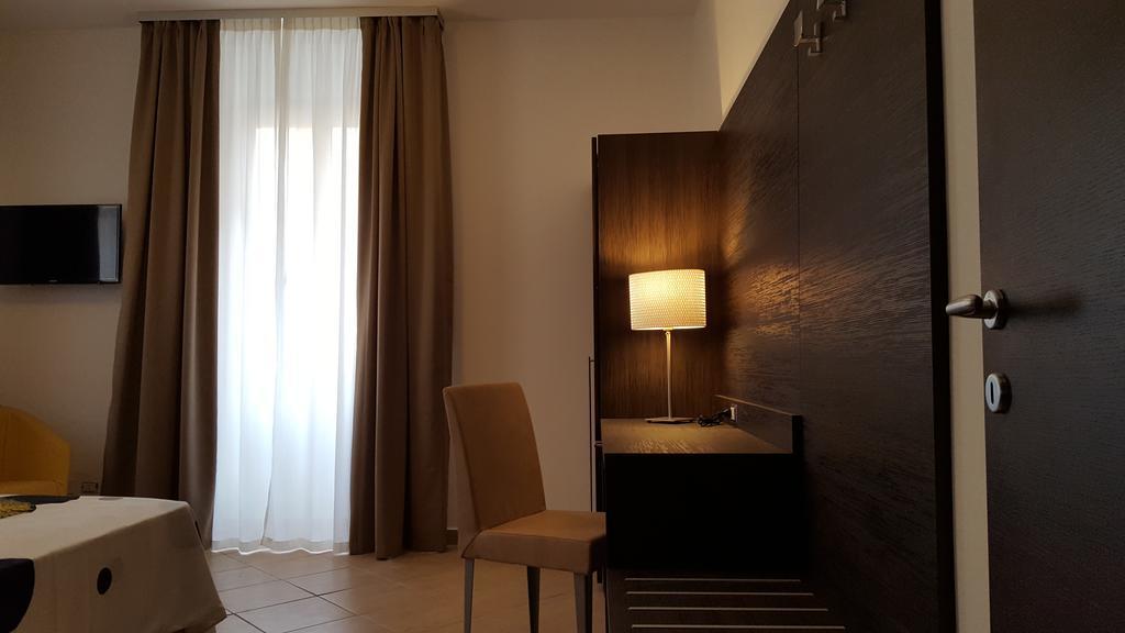 อูนา ฟิเนสตรา ซู มอนติ Hotel โรม ภายนอก รูปภาพ
