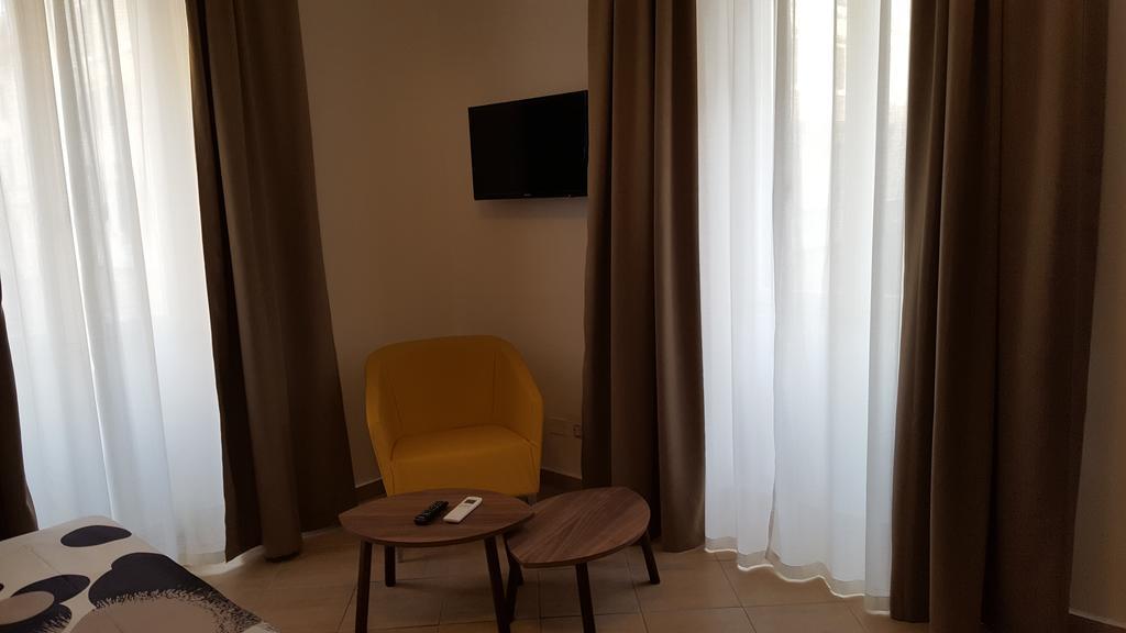 อูนา ฟิเนสตรา ซู มอนติ Hotel โรม ภายนอก รูปภาพ