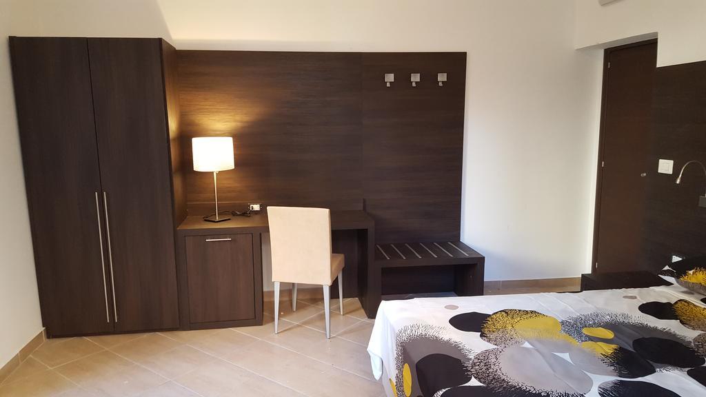 อูนา ฟิเนสตรา ซู มอนติ Hotel โรม ภายนอก รูปภาพ