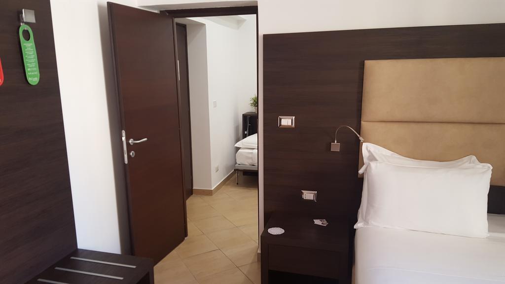 อูนา ฟิเนสตรา ซู มอนติ Hotel โรม ภายนอก รูปภาพ
