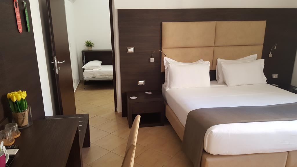อูนา ฟิเนสตรา ซู มอนติ Hotel โรม ภายนอก รูปภาพ