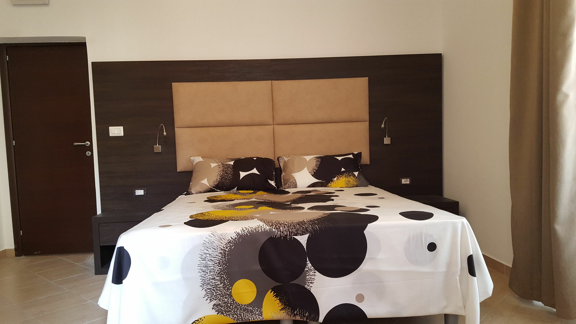 อูนา ฟิเนสตรา ซู มอนติ Hotel โรม ภายนอก รูปภาพ