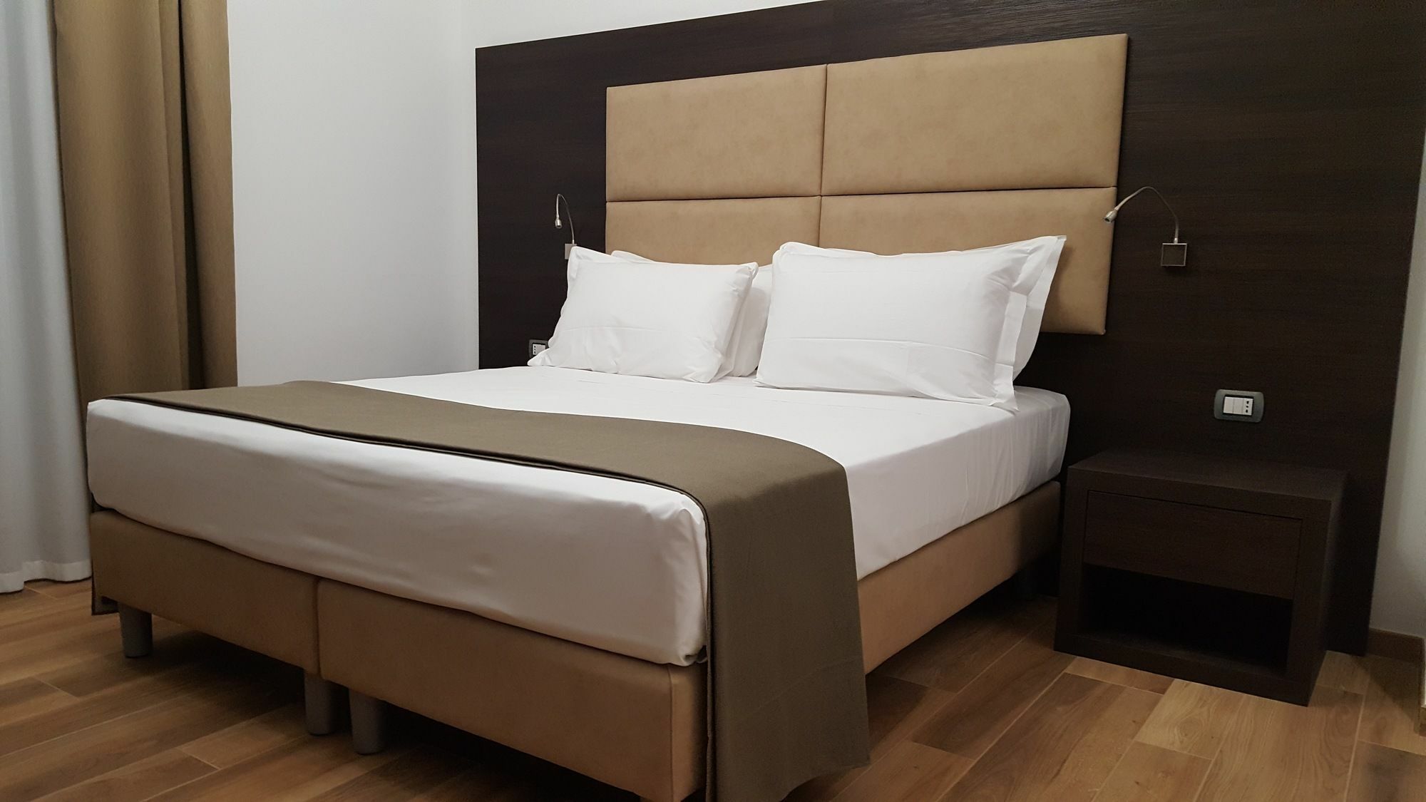 อูนา ฟิเนสตรา ซู มอนติ Hotel โรม ภายนอก รูปภาพ