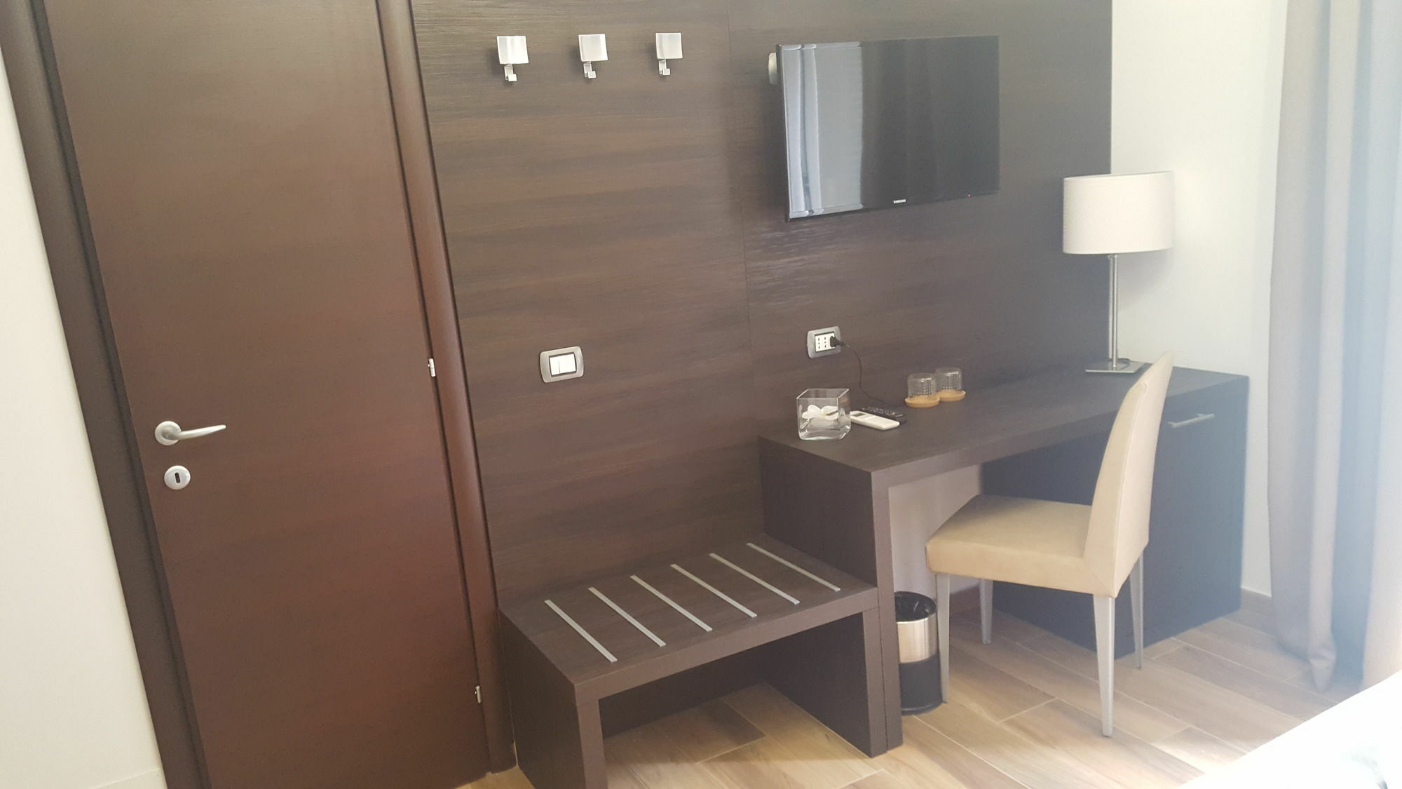 อูนา ฟิเนสตรา ซู มอนติ Hotel โรม ภายนอก รูปภาพ
