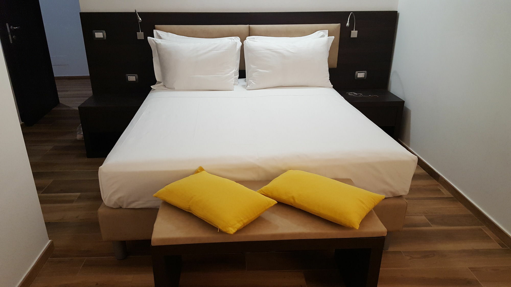 อูนา ฟิเนสตรา ซู มอนติ Hotel โรม ภายนอก รูปภาพ