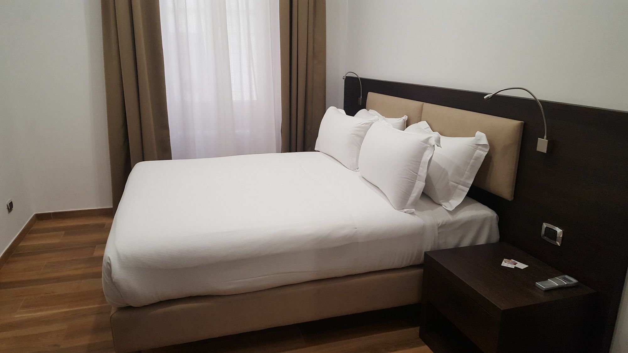 อูนา ฟิเนสตรา ซู มอนติ Hotel โรม ภายนอก รูปภาพ