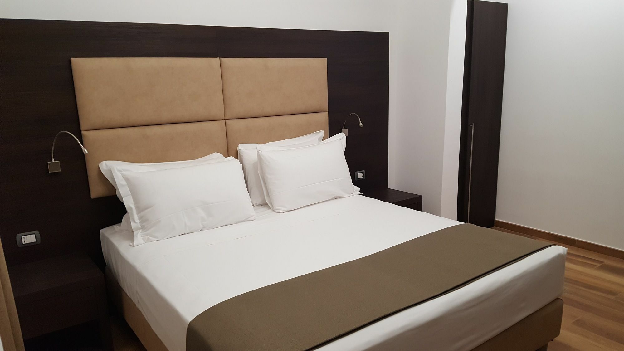 อูนา ฟิเนสตรา ซู มอนติ Hotel โรม ภายนอก รูปภาพ
