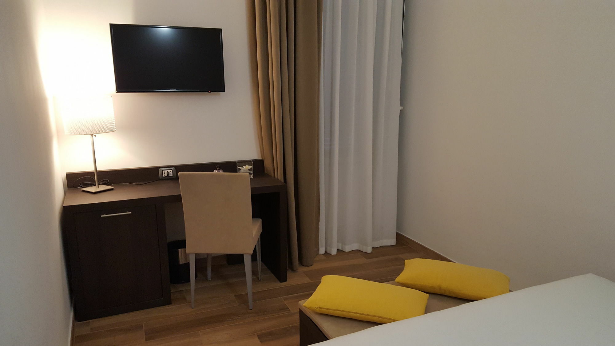 อูนา ฟิเนสตรา ซู มอนติ Hotel โรม ภายนอก รูปภาพ