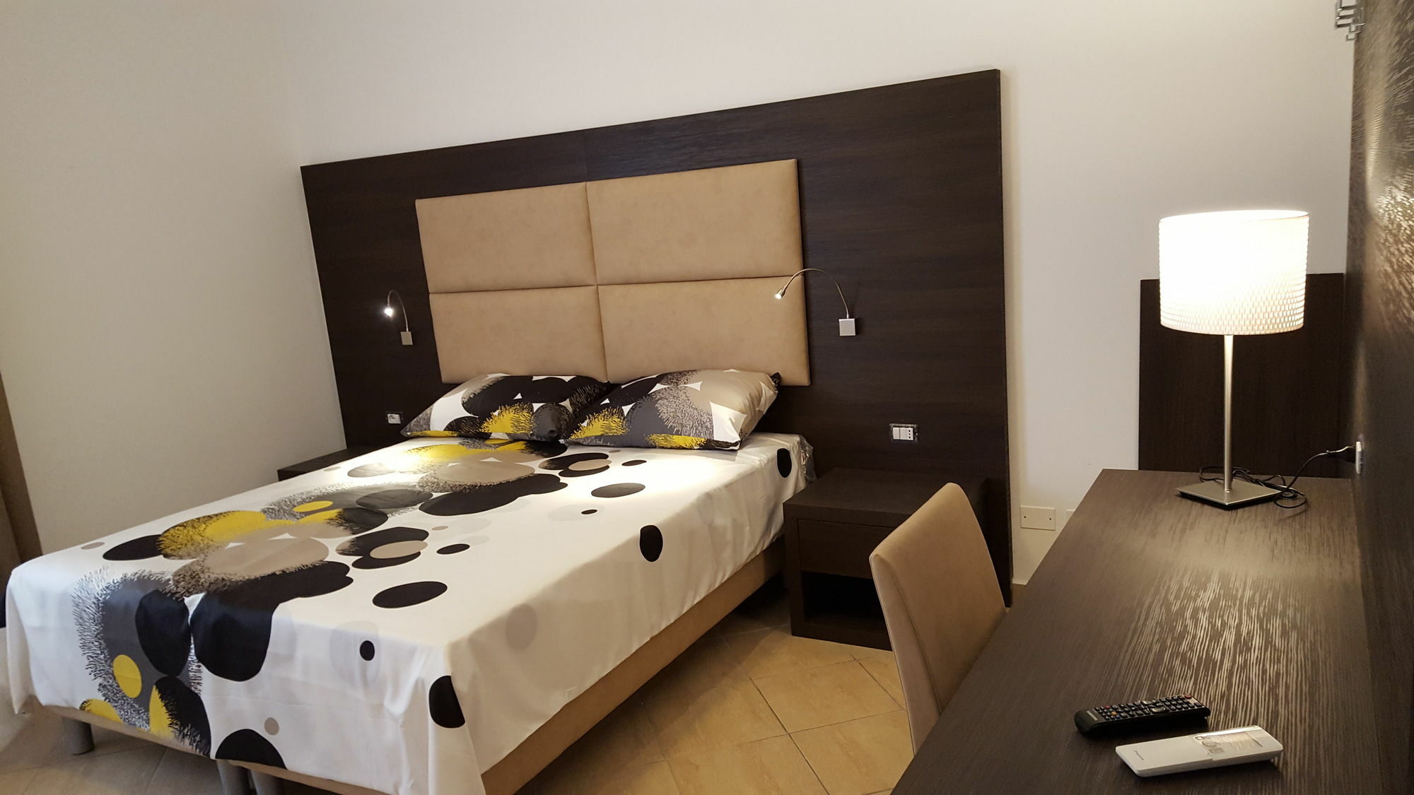 อูนา ฟิเนสตรา ซู มอนติ Hotel โรม ภายนอก รูปภาพ